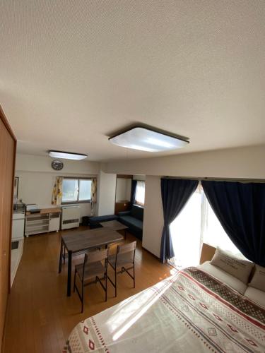 東京にあるG&R House 101のテーブルとキッチンのあるリビングルーム