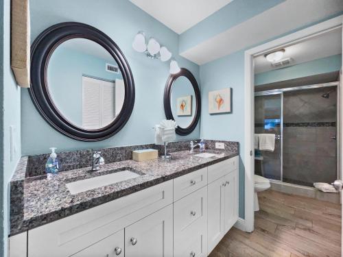 A bathroom at Newly Fully Updated and Modern, Short Walk to BEACH