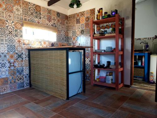 cocina con nevera y pared de azulejos en Viudita del Diablo en Punta del Diablo
