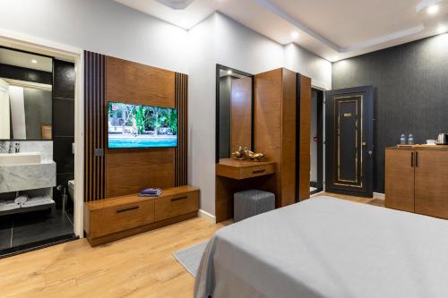- une chambre avec un lit et une salle de bains pourvue d'un lavabo dans l'établissement SALA SUITES, à Istanbul