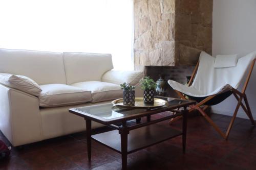 sala de estar con sofá y mesa de centro en Casita Playa Grande no grupos en Mar del Plata