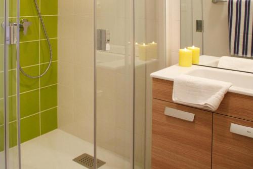 y baño con ducha acristalada y lavamanos. en Holiday resort Les Châteaux de la Loire Amboise - FBL04007-IYC, en Amboise