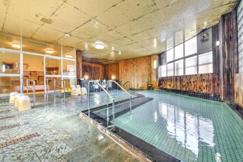 a large swimming pool in a large room at Yanagi No Yu in Aomori