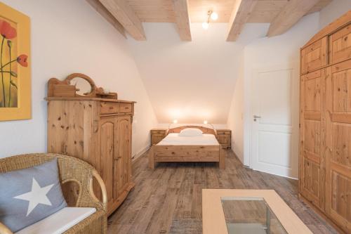 een slaapkamer met een bed in een kamer bij Marschblick in Rantrum