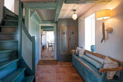 a hallway with a blue couch in a house at Reethüs Rosenkranz in Aventoft