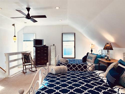 een slaapkamer met een bed en een bank bij Red Lodge Town Cottage in Red Lodge