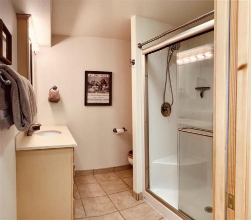 Vonios kambarys apgyvendinimo įstaigoje Palisade Pines