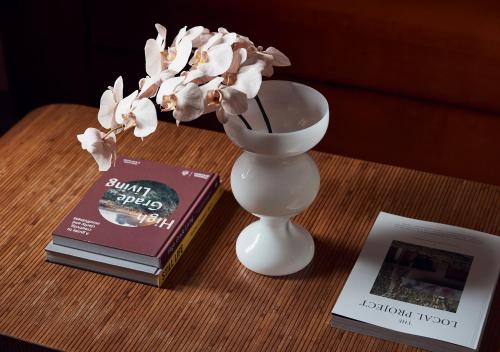 ミルトンにあるThe Rooms Miltonの花瓶と本