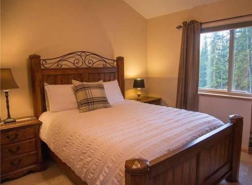 En eller flere senge i et værelse på NEW HOT TUB! Secluded, tucked away cabin