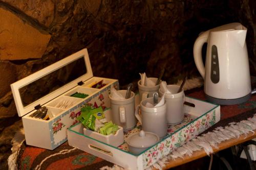 Příslušenství pro přípravu čaje a kávy v ubytování Hospedaje Mi Rincón El Chaltén