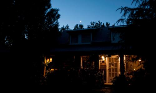 a house lit up at night with lights at Hospedaje Mi Rincón El Chaltén in El Chalten