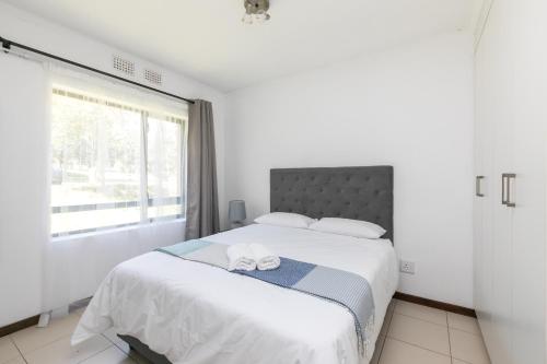 Postel nebo postele na pokoji v ubytování Spacious 1 Bed in a secure golf estate.WIFI