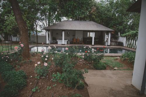 Κήπος έξω από το Lydenburg Manor Guest House