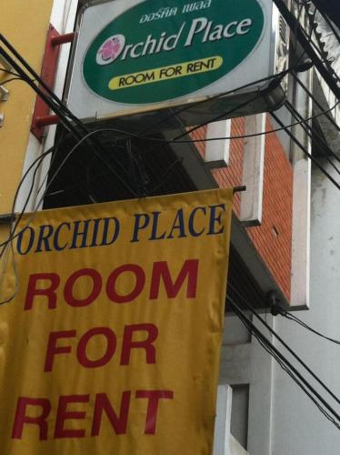a room for rent sign on the side of a building at Orchid Place in Bangkok