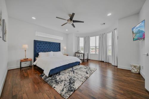 a bedroom with a bed and a ceiling fan at **Texas Medical Center ** Downtown ** NRG ** Minute Maid ** Toyota Center in Houston