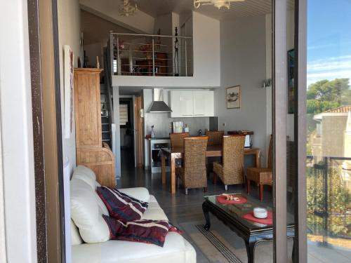 un salon avec un canapé blanc et une table dans l'établissement Bord de mer, à Andernos-les-Bains
