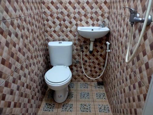 Een badkamer bij Hotel Arjuna Sari Bandungan