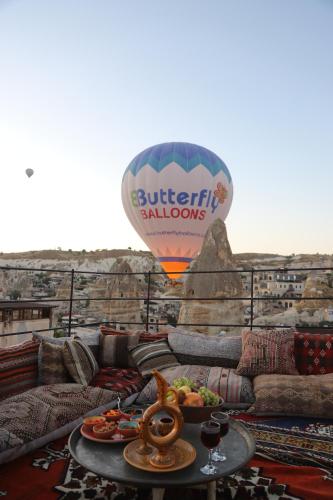 un globo de aire caliente y una mesa con comida en Chelebi Cave House Hotel, en Göreme