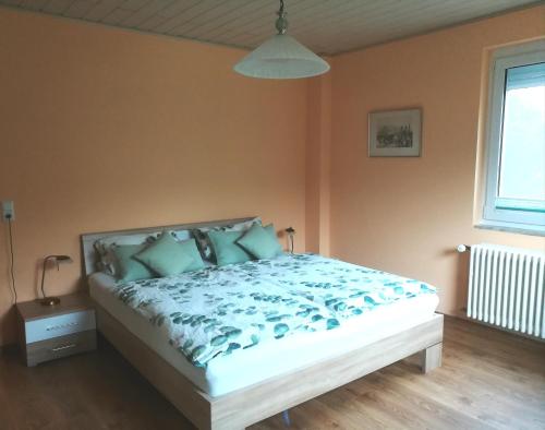Ένα ή περισσότερα κρεβάτια σε δωμάτιο στο Nichtraucherferienwohnung-Neckarblick ZE-2022-74-WZ-118A
