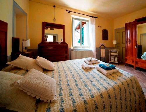 sypialnia z łóżkiem z ręcznikami w obiekcie Bed and Breakfast Evelina w Lukce