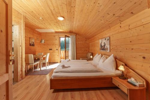 Postel nebo postele na pokoji v ubytování Ski In- Ski Out - Haus Stocker - direkt an der Skipiste by Schladmingurlaub