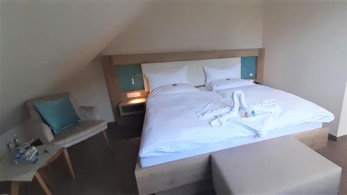 Postel nebo postele na pokoji v ubytování Hotel & Restaurant Lenzer Krug