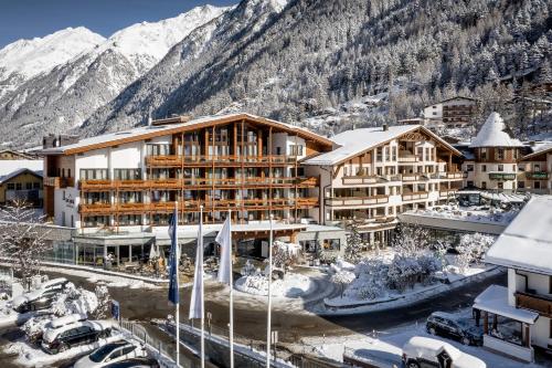 un hotel en las montañas en la nieve en Das Central – Alpine . Luxury . Life, en Sölden
