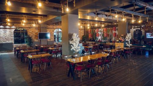 A restaurant or other place to eat at Grand Catalkaya Hotel