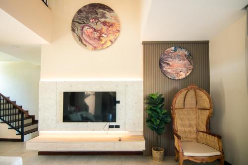TV a/nebo společenská místnost v ubytování SeaRidge Hua Hin Resort & Poolvilla