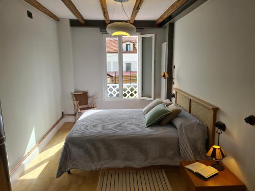1 dormitorio con cama y ventana grande en Casa Escarapote en Boiro