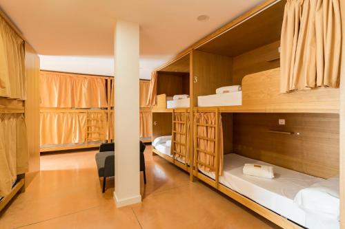 Albergue GBC Caldas emeletes ágyai egy szobában