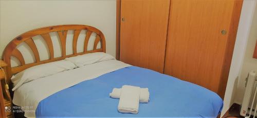 a small bed with a white cross on it at Ski Montblanc Sierra Nevada & Zona Baja in Sierra Nevada