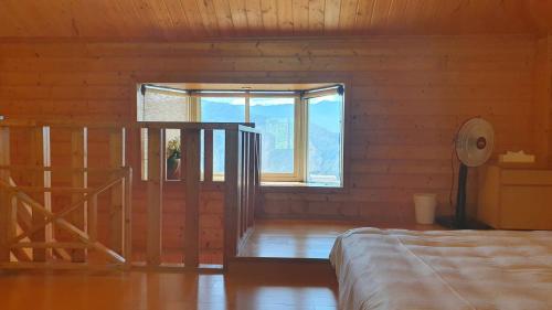 a bedroom with a bed and a window at Yosemite Park B&B in Renai