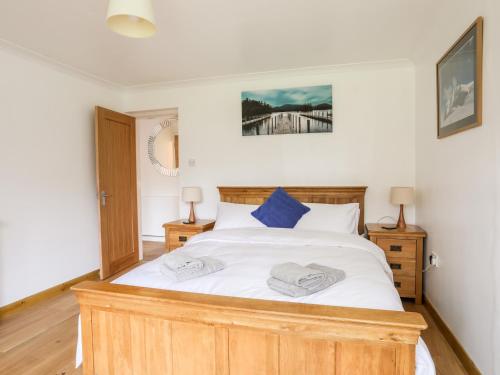 ein Schlafzimmer mit einem Bett mit zwei Handtüchern darauf in der Unterkunft Maesteg - Llanberis in Caernarfon