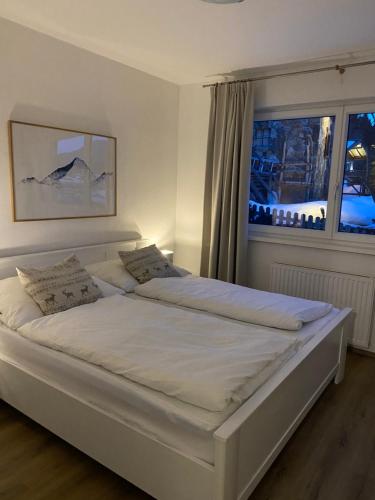 Un pat sau paturi într-o cameră la Frozen Time Apartments