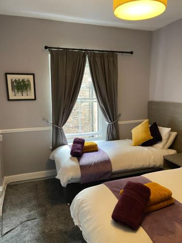 A bed or beds in a room at The castlegate arms