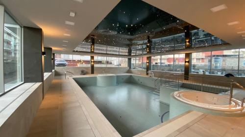 een grote badkamer met een bad en een wastafel bij Apartament Magia Rewal in Rewal