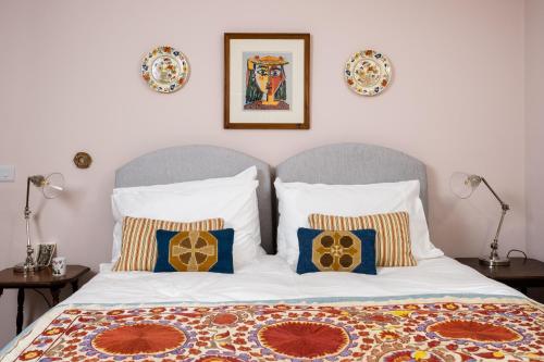 Un dormitorio con una cama con almohadas. en Finest Retreats - North Lodge, en Cockermouth