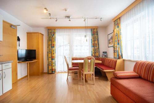 TV a/nebo společenská místnost v ubytování Apart Alpenkönig - inklusive Sommercard