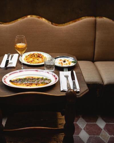 a table with two plates of food and glasses of wine at Babel Belleville in Paris