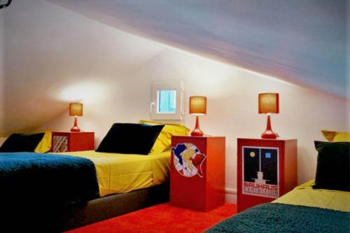 a bedroom with two beds and two lamps at Un je ne sais quoi de Paradis in Les Vans