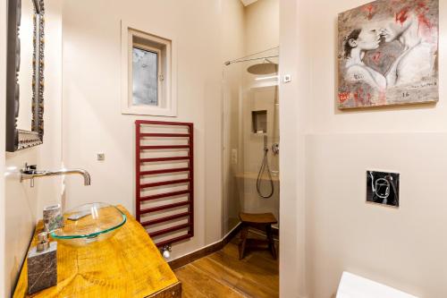 een badkamer met een glazen wastafel en een douche bij Venus Apartments - Italian Stylish in Boedapest