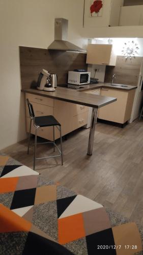 une cuisine avec une table et une chaise dans une pièce dans l'établissement Studio Avignon Intra Muros, à Avignon