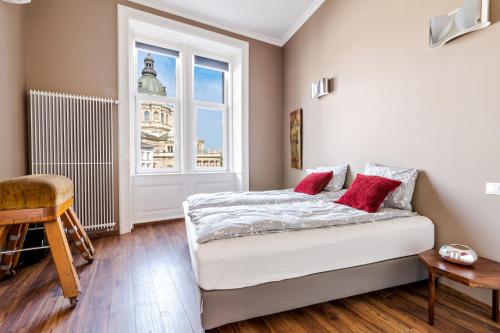 een slaapkamer met een bed en een raam bij Venus Apartments - Italian Stylish in Boedapest