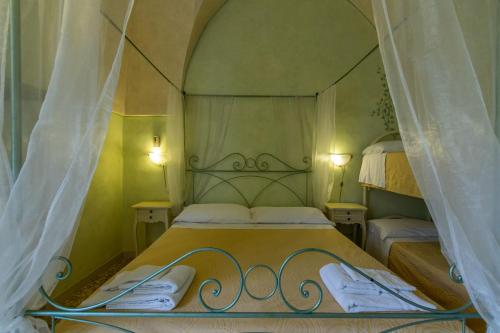 Tenuta Masseria del Gallo tesisinde bir odada yatak veya yataklar