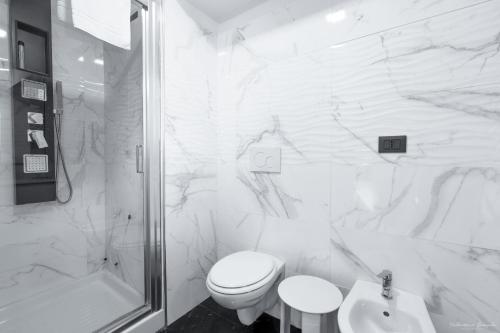Bilik mandi di Hotel Argentina