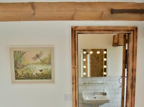 Ett badrum på Nest Holiday Hideaway Wren Cottage Stunning Area!