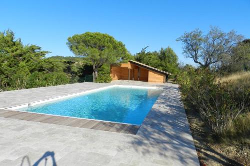 - une piscine sur une terrasse à côté d'une maison dans l'établissement Les Gites du Chateau St Jacques d'Albas, à Laure-Minervois