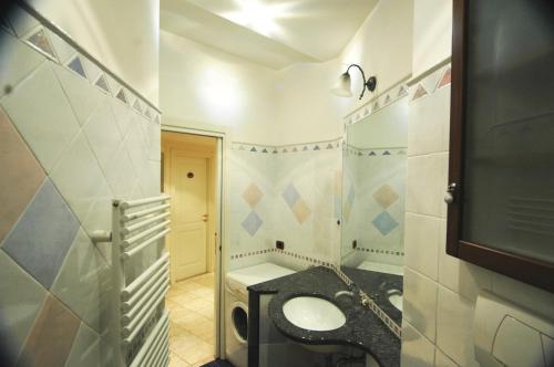 A bathroom at In Rome in an apartment with Jacuzzi, Deluxe for 1 person