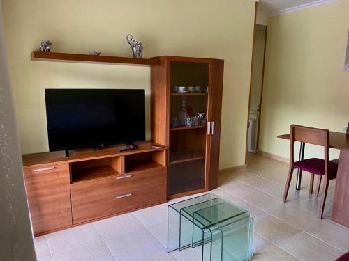 salon z centrum rozrywki z telewizorem z płaskim ekranem w obiekcie Piso Vista os castelos w mieście Viveiro